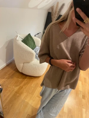 Stickad T-shirt  - Säljer denna fina oanvända stickade T-shirten som är i jättebra skick och köpt nyligen💕