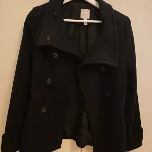 Kappa - Säljer denna skitsnygga kappan från H&M då det inte riktigt är min stil längre❤️