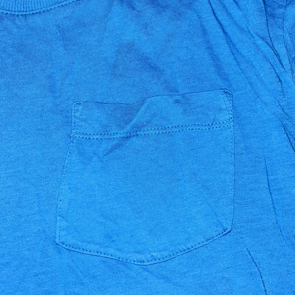 En fin blå tröja som har ett litet hål som knappt märks av men sänker endå priset 25🫶🏼🤘🏼💖. T-shirts.