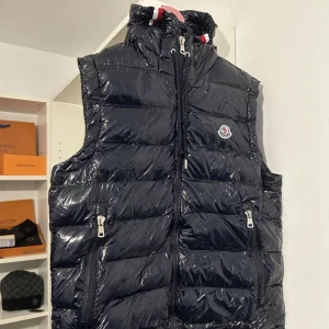Moncler väst  - Släjer min moncler väst bra kvalitet 9/10 