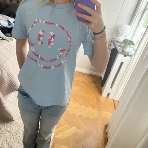 Ganni t-shirt - Ganni t-shirt, knappt använd väldigt bra skick! 