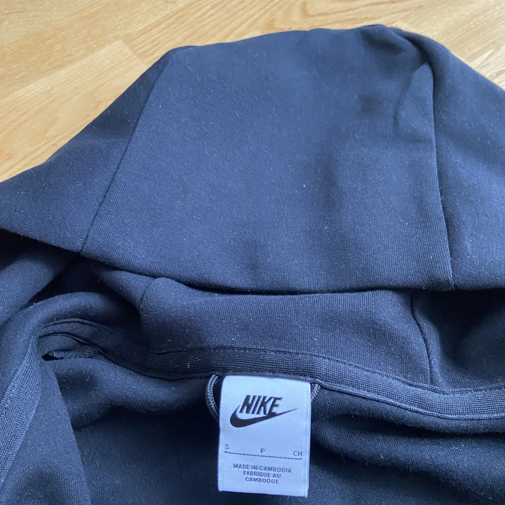 Nike tech fleece i färgen svart. Har använt den här en gång inte ens utomhus. Priset kan diskuteras.. Tröjor & Koftor.