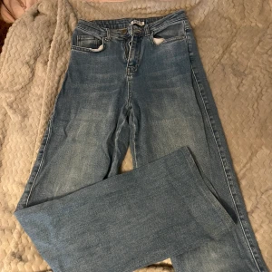 Jeans från Madlady - Ett par superfina jeans från madlady, de är utsvängda och högmidjade. Det är storlek 32 men passar mig som vanligtvis har 34/36