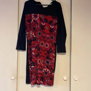 Klänning - En tjock klänning ifrån Happi! Oanvänt skick!