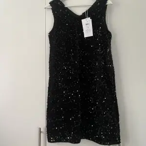 Oanvänd ny klänning från name it, jätte elegant. Nyköpt för 450 kr säljer för 200 kr.