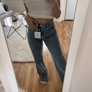 Jeans  - Säljer dessa snygga jeans ifrån bikbok, helt oanvända pågrund av att dom är lite förstora för mig. 