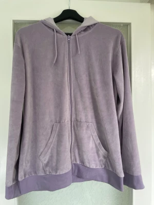 Lila kofta - En jätte fin pastell lila kofta i storlek xl passar dock mindre också. Skulle säga lite oversize s och m/L/xl passar bra 