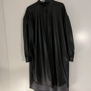 Klänning i skinnimmitation - Skjortklänning från kappahal andvänd en gång 