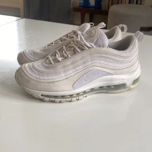 Nike air Max 97 - Säljer mina Nike air max 97 då jag inte använder dem längre. Skick = 8/10. Ny pris ca 2000