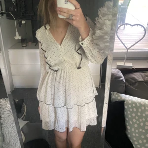 Klänning från zara !! - Fin klänning från zara, köpt för 329 kr säljs för 400kr+frakt då den endast är använd en gång💞