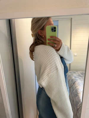 Vit Stickad Bolero/kofta  - Stickad bolero/croppad kofta från H&M🤍💕 Älskar denna så mkt!! Lite oversized och helt perfekt att slänga över en tröja