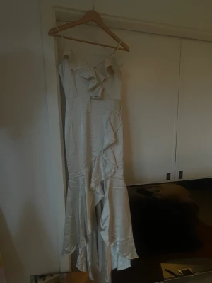 Balklänning aldrig använd  - Helt ny, säljer pga för liten. Hittade inte bilden på originalet, men sista bilder är ungifär samma klänning fast utan volanger från samma märke