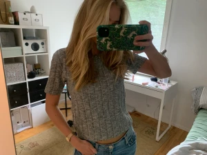 Stickad t-shirt - Grå stickad t-shirt, väldigt bra skick