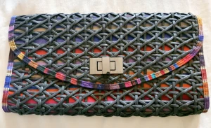 Ted Baker kuvertväska  - Ted Baker kuvertväska i väldigt vackert utförande. Storlek 35 cm x 19 cm x 3 cm. Helt ny och oanvänd!