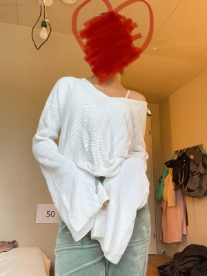 Vit tröja - Säljer min vita oversized tröja i stl S int använd