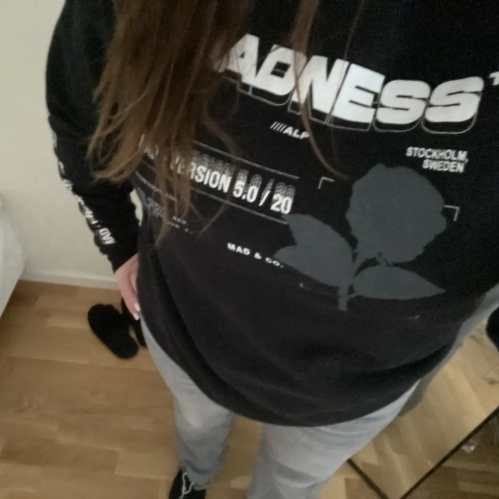 Supercool och bekväm oversized hoodie köpt på madlady för några år sedan. Använd fåtal gånger och fortfarande i toppen skick.☺️  Pris kan diskuteras, men köparen står alltid för frakt💕🥰. Hoodies.