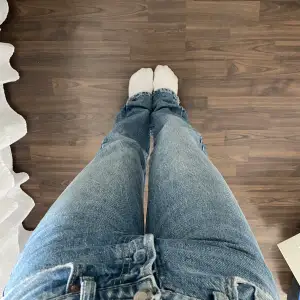 Straight mid waist zara jeans, som är för långa på mig. Använda Max 3 gånger och därför i mycket bra skick💙