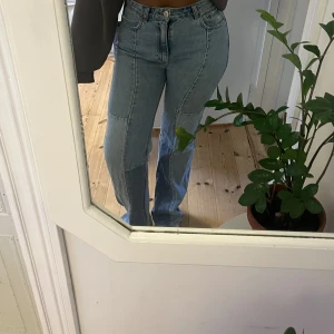 Straight jeans - Säljer dessa blå straight jeans ifårn pull&bear i storlek 40 Pris: 100kr + frakt  Skriv om de önskas fler bilder på dem😇