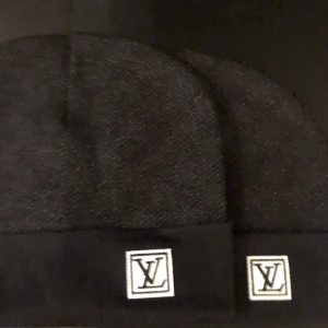 Louis Vuitton mössor - 2 stycken Louis Vuitton mössor. Storlek S i båda