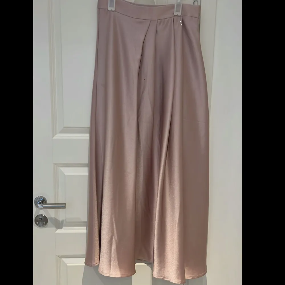 Jättefin kjol i satin material. Knappt använd! Den har en mjuk & fin rosa färg. Priset kan diskuteras. Fler bilder skickas om det önskas.. Kjolar.