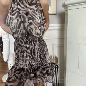 brun o vit zebra klänning från zara i så fint skick, kom privat för frågor!