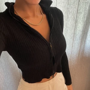 Tröja storlek xs  - Svart tröja från Monki storlek xs. I bra skick. Säljs för 70kr, köparen står för frakt 