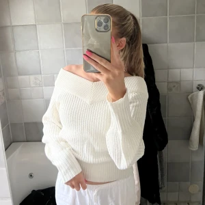 Vit stickad offshoulder - Jättefin stickad offshoulder tröja, från Gina i storlek XS⭐️⭐️