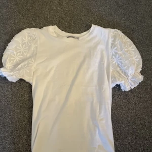 Tröja  - Jätte fin tröja ifrån zara, använd fåtal gånger i vintras, säljer pga att jag inte gillar hur den sitter på mig, köpte för 250 säljer för 180kr+ frakt, skulle säga att den är i helt nytt skick även om den är använd nån gång💗
