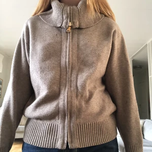 Tröja med krage - En jättemysig tröja med lite större krage, från zara💞lite brungrå i färgen. Nypris 250