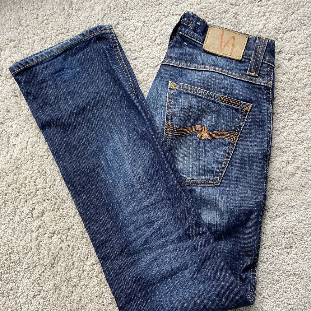 Supersnygga Nudie Jeans som är i väldigt bra skick🤍säljer då de inte längre kommer till användning! De är midwaist och raka i benen! Nypris är runt 1600kr. Jeans & Byxor.