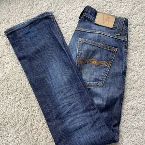 Supersnygga Nudie Jeans som är i väldigt bra skick🤍säljer då de inte längre kommer till användning! De är midwaist och raka i benen! Nypris är runt 1600kr
