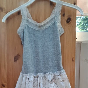 Kläning - Säljer denna jättesöta kläningen för barn! Den har en slits imitten av "kjolen". Vet inte riktigt hur många gånger jag har använt den men den är i bra skick förutom att den är lite slitet där nere därför säljer jag den biligt. Skriv för mer bilder!🩷