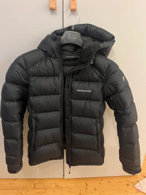 Peakperformence - Säljer nu min supersköna peak då jag är sugen på annat. Den är i jättefint skick förutom att den har en pytteliten defekt på armen som knappast syns. Den håller värmen o är även vattentät. Köptes förrförra vintern för ca 3700kr 