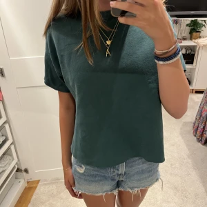 Kortärmad sweatshirt - Super fin grön tjocktröja från gina med avklippta ärmar och nederkant💘