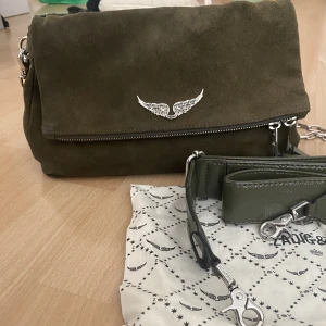 Zadig & Voltaire axelväska  - Säljer min ursnygga Zadig väska, den är i helt utmärkt skick. Köpt för 4025.