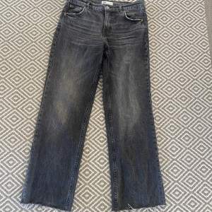 Mid waist jeans från Zara i storlek 40. Längden passar mig som är 170. Fint skick! 