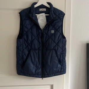 Stone Island väst  - Väldigt bra skick då den är lite använd. Stl. S. Ord. Pris 3 599kr.