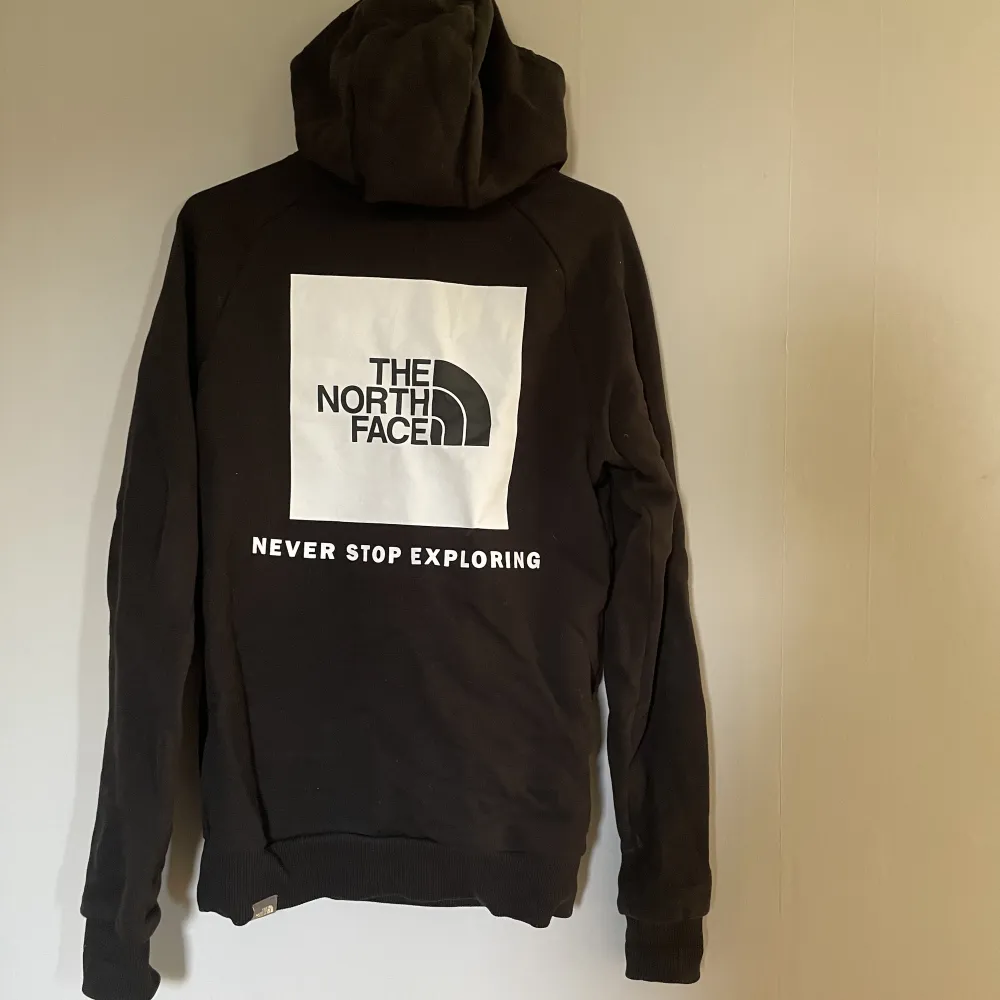 Säljer denna the north face hoodien pga kommer inte till användning längre, nypris 1000kr och säljer för 350 + frakt, skriv för mer info/bilder💓. Hoodies.