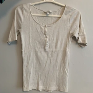 Topp - 3/4 ärmad topp med knappar 🤍