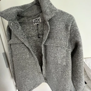 Grå kappa  - Säljer min gråa kappa i stl xs💕lite nopprig efter jag tvättade den men inget man tänker på 💕