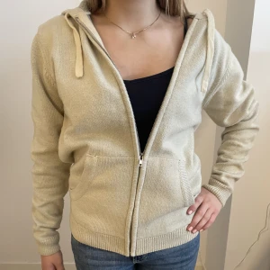 Stickad kofta - Jättesöt o varm stickad kofta från REBEL i strlk S, knappt använd o är i nyskick!🤗