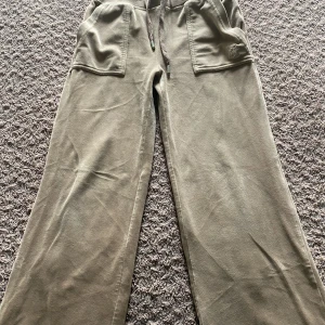 Juicy couture  - Säljer mina juicy couture byxor!! Dom är i jättefint skick, hyfsat använda men absolut inget synligt! Dom är helt äkta!