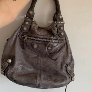 balenciaga väska - balenciaga väska i pompom modellen så snygg använd 2 gånger 100% äkta.  perfekt som skolväska