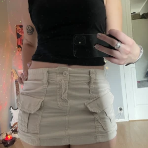 kjol - kattig kjol från urban outfitters men knappt använd då den är lite kort för mig 🥸