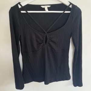 Ribbad topp - Ribbad topp från Hm. Storlek S. Använd 1 gång, inga defekter.