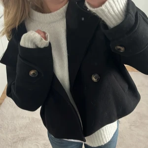 svart kappa - jätte fin och varm kappa från missäy, bra skick, knappt använd och säljer pga att jag inte gillar hur den sitter på mig… köpte den för den för 500 kr. Den är i storlek l men är passar strl s-l. Skriv privat för fler bilder 💛💛💛