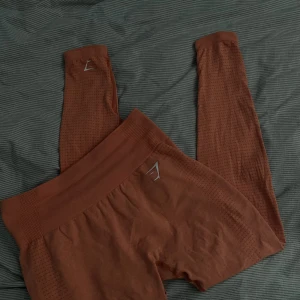 Träningstights Gymshark  - Ett par orange träningstights från gymshark! I storlek M & använda en gång endast. Pris kan diskuteras 🩷Nypris 549 