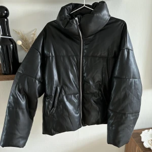 Jacka - Jacka i skinn imitation från Gina tricot