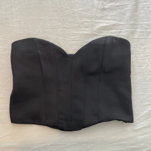 Topp Zara - korsetter topp från zara i strl xs, toppen skick då den inte kommit till användning så mycket✨ 