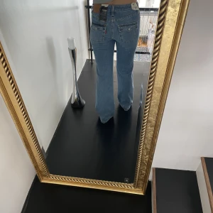 Levis jeans  - Skitsnygga Levis jeans med asnice fickor bak. Aldrig använda och prislapp kvar. Nypris 1419 jag säljer för 750